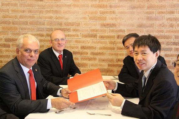 户思社副会长向巴西州议会全国联盟主席塞尔吉奥·莱特递交参加在广州举行的2014中国国际友好城市大会邀请函