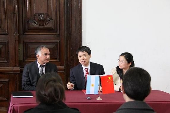 户思社副会长向拉普拉塔市市民介绍我会工作 