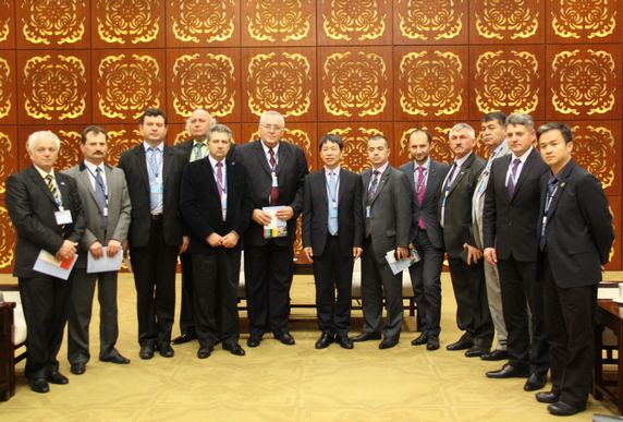 大会议期间户思社副会长会见与全国友协签署谅解备忘录的罗马尼亚市镇协会主席埃米尔·德拉吉西一行