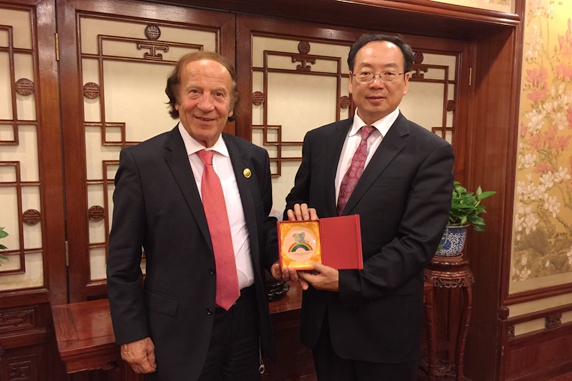 宋敬武副会长会见圣中友协主席泰伦齐