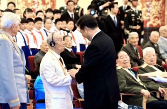 习近平主席向日籍八路军老战士小林宽澄颁发“中国人民抗日战争胜利70周年”纪念章