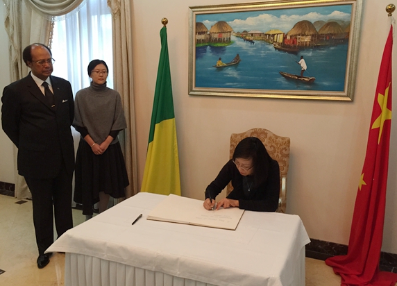 林怡副会长在吊唁簿上留言