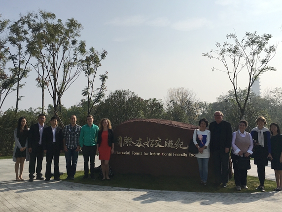 The group planting the tree of friendship in Suqian 