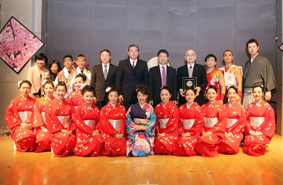 户思社副会长与民音艺术团合影