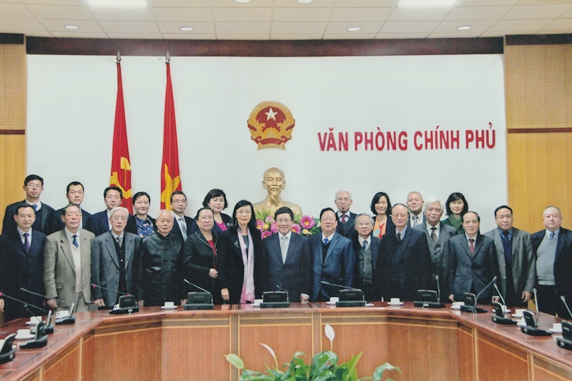 范平明与双方代表合影