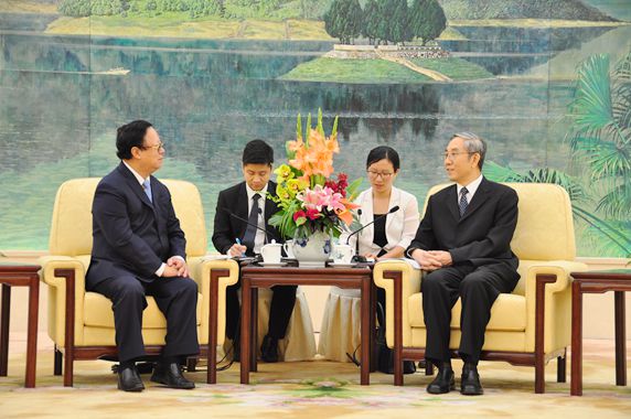 马飚（右一）会见武春鸿