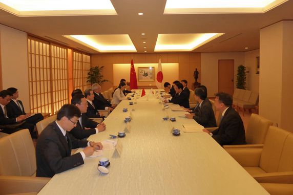  唐家璇会长会见日本外相岸田文雄